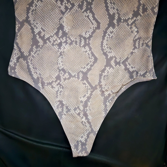 Babaton Aritzia Irwin Contour Bodysuit Animal Print Stretchy Sz Small - Picture 3 of 9